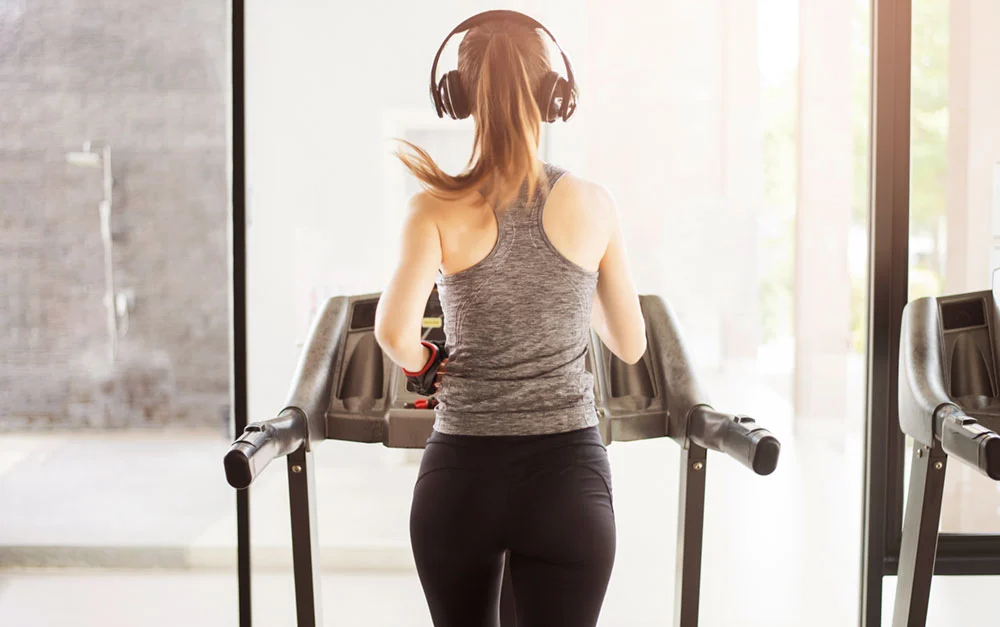 Mulher fazendo esteira