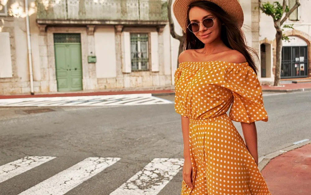 Mulher de chapéu e vestido amarelo