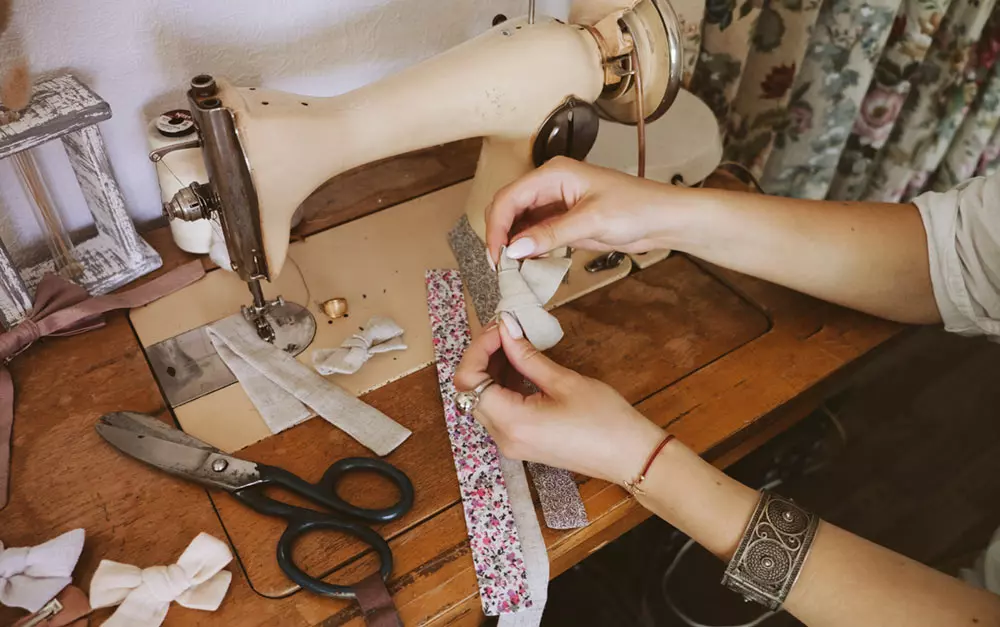 Pessoa fazendo artesanato