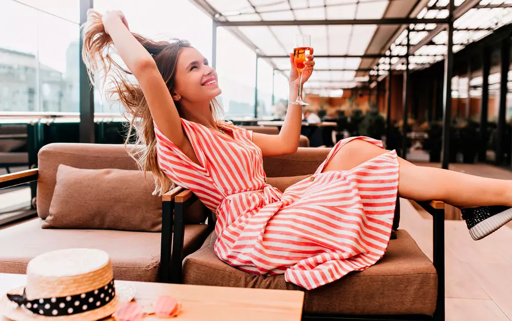 Mulher de vestido de listra