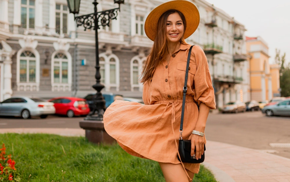 Mulher com vestido curto de meia manga