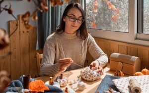 Mulher costurando com retalhos de tecidos