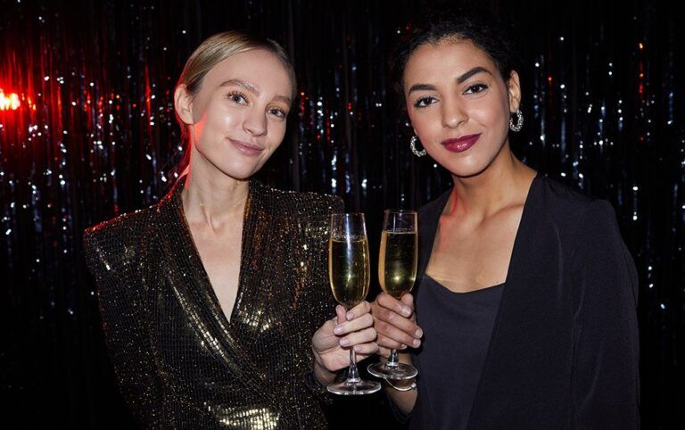 Mulheres com looks de festa