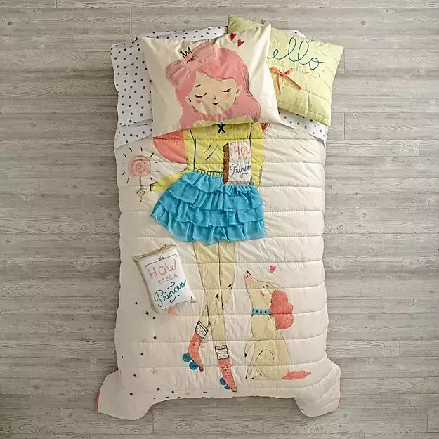 Roupa de cama com uma boneca